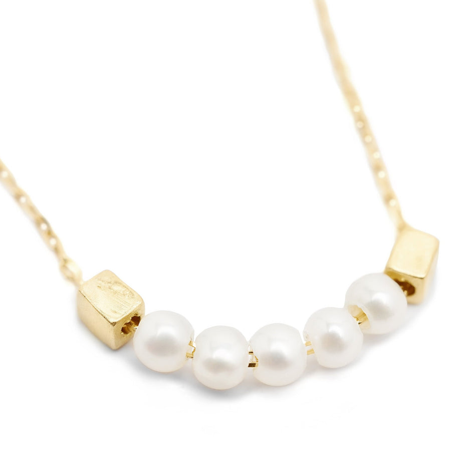 Delicate pearl and 18kt gold necklace 